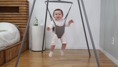 Entzückendes-1-jähriges-Baby,-Das-Aufgeregt-In-Einem-Lustigen-Pullover-Im-Raum-Springt