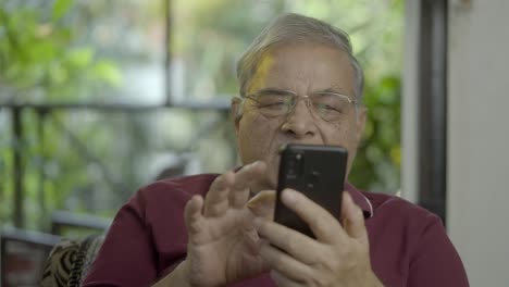 Alter-Asiatischer-Indischer-Mann,-Der-Handy-Verwendet