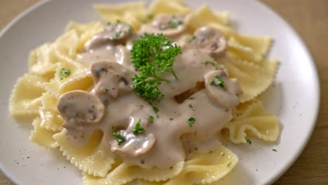 Farfalle-Nudeln-Mit-Pilz-Weiß-Sahne-Sauce---Italienische-Küche