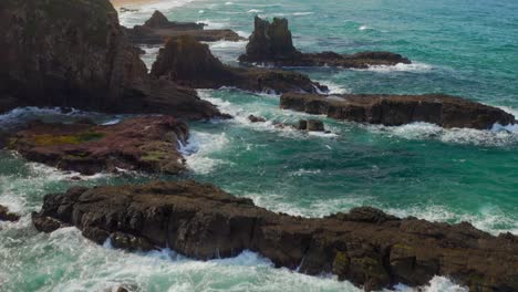 Outcrops-With-Crashing-Waves-At-Cathedral-Rocks-Near-Coastal-Town-Of-Jones-Beach-In-Kiama,-NSW-Australia