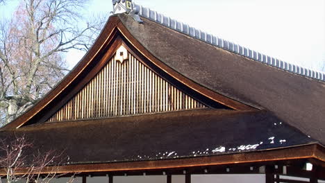 Dach-Des-Japanischen-Hauses-Mit-Schmelzendem-Schnee,-Der-Wirbelnden-Nebel-Ausstrahlt