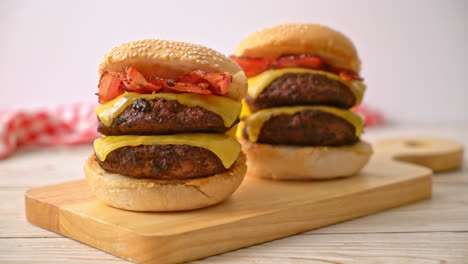 Hamburger-Oder-Rindfleischburger-Mit-Käse,-Bacon-Und-Pommes-Frites---Ungesunder-Essensstil