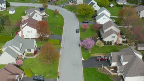 American-traditional-homes-in-neighborhood