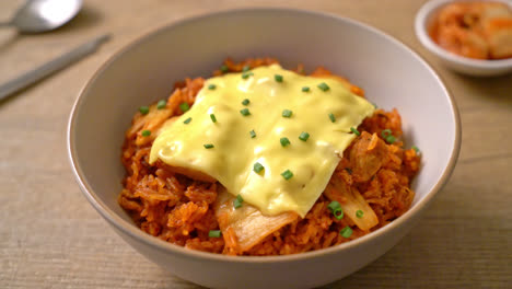 Gebratener-Kimchi-Reis-Mit-Schweinefleisch-Und-Käse-überbacken---Asiatisch-Und-Fusion-Food-Stil