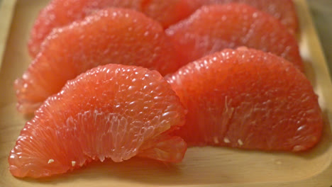 fresh-red-pomelo-fruit-or-grapefruit-on-plate