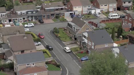 Ruhige-Britische-Häuser-Straßen-Und-Gärten-Wohnvorstadteigentum-Luftbild-Absteigend