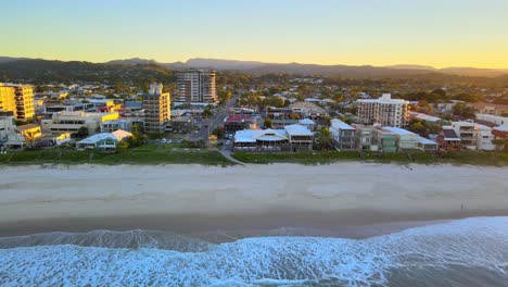 Vista-Lejana-Del-Paisaje-Urbano-De-Palm-Beach-En-El-Paseo-Marítimo-Durante-La-Puesta-De-Sol-En-La-Ciudad-De-Gold-Coast,-Australia