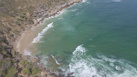 Ozeanwellen,-Die-An-Der-Küste-Des-Halbgezeitenstrandes-In-New-South-Wales,-Australien,-Zusammenstoßen