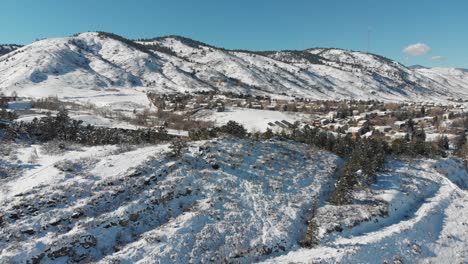 Un-Vuelo-Lento-Sobre-Un-Colorado-Dorado-Después-De-Una-Tormenta-De-Nieve-De-Primavera