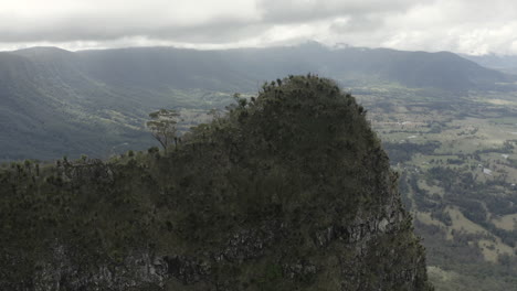 4K-drone-shot-of-the-edge-of-a-mountain-cliff-at-Border-Ranges-National-Park,-New-South-Wales-Australia