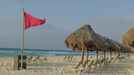 Rote-Flagge-Entlang-Der-Leeren-Küste-Von-Mexiko,-Die-Die-Menschen-Davor-Warnt,-In-Der-Gegend-Zu-Schwimmen