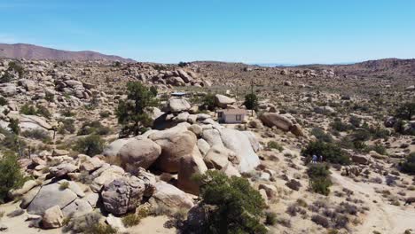 Pequeñas-Casas-En-Medio-Del-Vasto-Desierto-En-Drone-Revelan-Vista