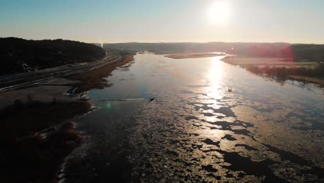Luftaufnahme-Der-Schönen-Eisbedeckten-Seelandschaft-Bei-Sonnenaufgang,-Reiseziel-In-Schweden