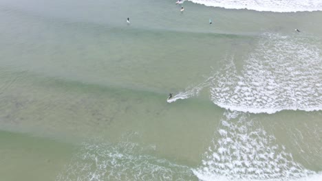 Touristen-Surfen-Am-Strand-In-Scotts-Head,-New-South-Wales,-Australien