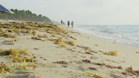 Gente-Caminando-En-La-Playa-De-México-En-Un-Día-Ventoso