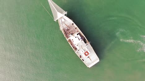 Luftaufnahme-Eines-Gigantischen-Segelboots,-Das-Im-Sommer-Auf-Transparentem-Grünem-Wasser-Kreuzt