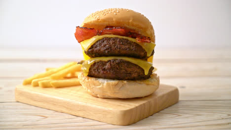 Hamburger-Oder-Rindfleischburger-Mit-Käse,-Bacon-Und-Pommes-Frites---Ungesunder-Essensstil