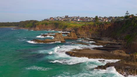 Sea-Stacks-With-Splashing-Waves-At-Cathedral-Rocks-Near-Coastal-Town-In-Kiama-Downs,-New-South-Wales,-Australia