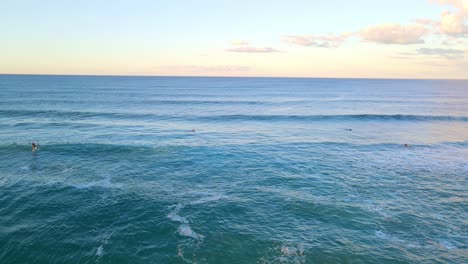 Luftbild-Von-Surfern,-Die-Im-Blauen-Ozean-Surfen---Wassersport