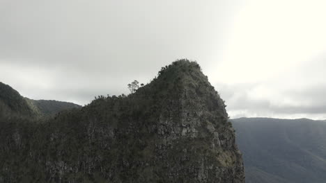 4K-drone-shot-slowly-orbiting-a-mountain-cliff-at-Border-Ranges-National-Park,-New-South-Wales-Australia
