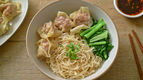 Getrocknete-Eiernudeln-Mit-Schweinefleisch-Wonton-Oder-Schweinefleischknödel-Ohne-Suppe-Asian-Food-Style