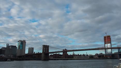 Time-lapse-of-the-Brooklyn-Bridge-waterway,-with-slight-tilt-shift-effect