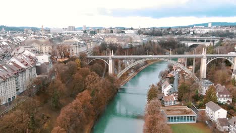 Puente-Kirchenfeldbrücke-Sobre-El-Río-Aare-En-Berna,-Suiza---Antena