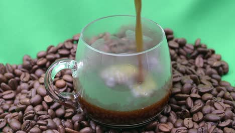 Heißer-Kaffee-Und-Kaffeebohnen-Auf-Einem-Grünen-Bildschirm