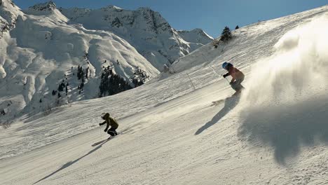 Espectáculo-De-Esquí-De-Dos-Jóvenes-Esquiadores-En-Un-Hermoso-Paisaje-Montañoso-A-Alta-Velocidad