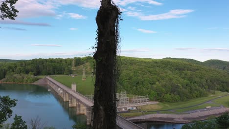 Norris-Dam-An-Der-Felsigen-Spitze-In-Tennessee-An-Einem-Sonnigen-Tag