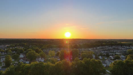 Während-Eines-Wunderschönen-Sonnenuntergangs-Von-Einem-Vorort-In-Amerika-Wegfliegen