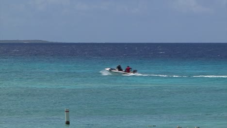 Small-speed-boat-in-Grand-Turk's-beautiful-turquoise-waters