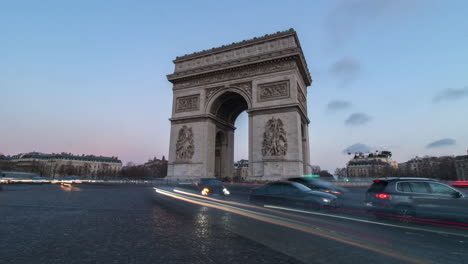 Arc-De-Triomphe-Heiliger-Gral-Zeitraffer-Mit-Schnell-Fahrenden-Autos-Und-Bewegungsunschärfe-Am-Abend-In-Paris