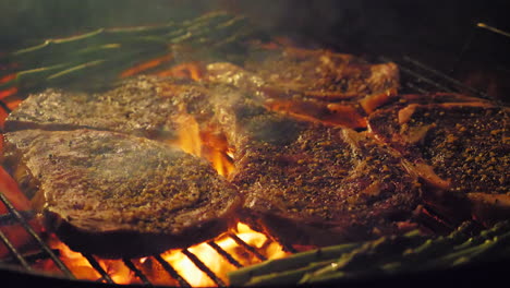 Nahaufnahme-Von-Steaks-Und-Spargel,-Die-Auf-Einem-Grill-Zubereitet-Werden