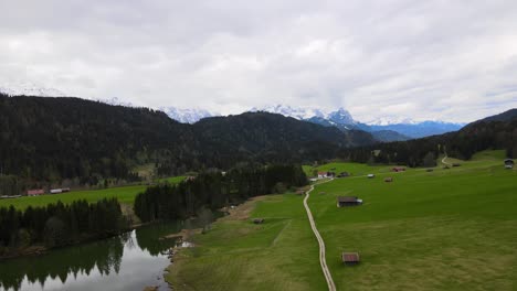 Luftaufnahme-Des-Gebirgssees-Geroldsee-In-Den-Bayerischen-Alpen