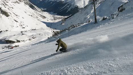 Atleta-De-Esquí-Masculino-Que-Muestra-Esquí-Alpino-En-Una-Pendiente-De-Esquí-Empinada-Con-Alta-Velocidad-Y-Gran-Estilo-De-Esquí