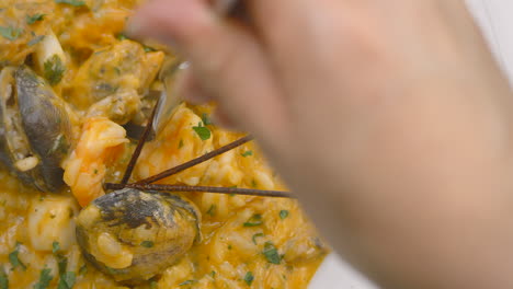 Risotto-with-clams-and-shrimp,-close-up,-Mediterranean