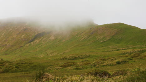 Nebliges-Wetter-Landschaftsaufnahme-Der-Basis-Des-Berges-Hornstrandir,-Island