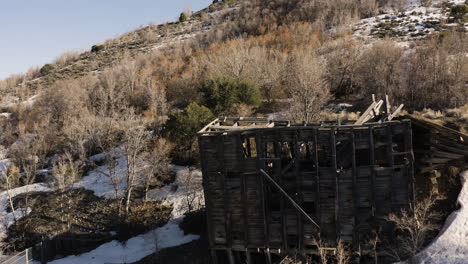 Casa-Abandonada-Y-Destruida-En-La-Ciudad-Fantasma-De-Eureka,-Utah---Antena