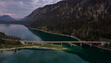 Puente-Sobre-El-Lago-De-Montaña-Sylvenstein,-Baviera,-Alemania