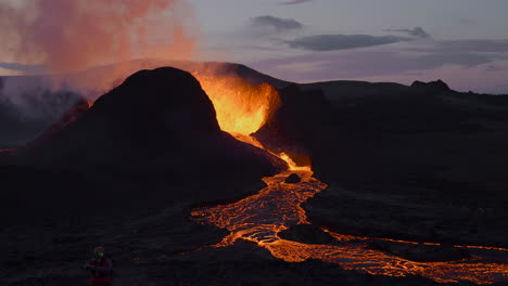 Luftzeitlupe-Des-Explodierenden-Vulkans-Geldingadalir-Mit-Fließender-Lava-Nach-Sonnenuntergang-In-Island