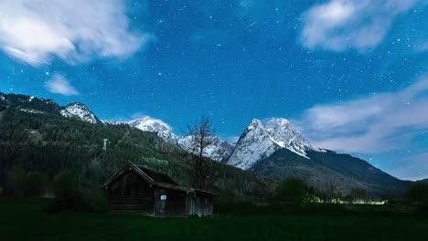 Zeitraffer-Nachthimmel-Mit-Sich-Schnell-Bewegenden-Wolken-über-Den-Alpen