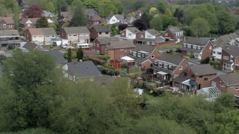 Ruhige-Britische-Häuser-Und-Gärten-Wohnvorstadteigentum-Luftbild-Dicht-über-Bäumen