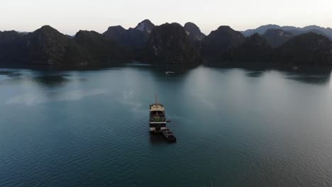 Overhead-Drohne-Blick-Auf-Das-Meer-Und-Die-Kalksteininseln-Der-Halong-Bucht-Vietnam