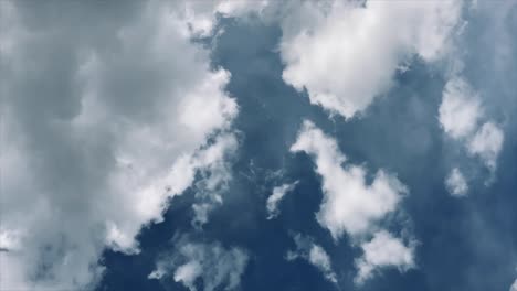 Grauweiße-Wolken,-Die-Sich-Sanft-Im-Sonnigen-Blauen-Himmel-Bewegen