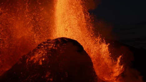 Zeitlupe-Nahaufnahme-Von-Explodierender-Und-Spuckender-Lava-Des-Vulkankraters-In-Der-Nacht