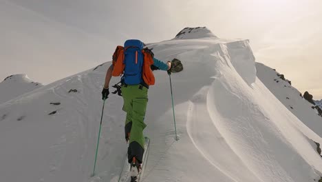 Esquí-De-Travesía-Con-Guía-De-Esquí-De-Montaña-En-La-Cima-De-La-Montaña-En-Tirol