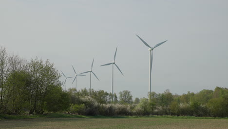 Reihe-Von-Rotierenden-Windkraftanlagen-In-Der-Natur,-Die-Statische-Grüne-Energie-Erzeugen