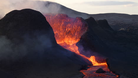 Río-Y-Fuentes-De-Lava-Caliente-Que-Fluye-Durante-La-Erupción-Volcánica-En-El-Monte-Fagradalsfjall,-Valle-De-Geldingadalir,-Suroeste-De-Islandia---Primer-Plano