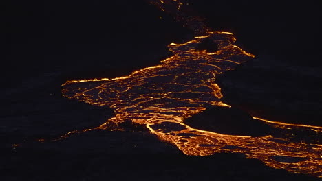 Cierre-Estático-De-Lava-Brillante-Que-Fluye-Lentamente-Después-De-La-Erupción-Del-Volcán